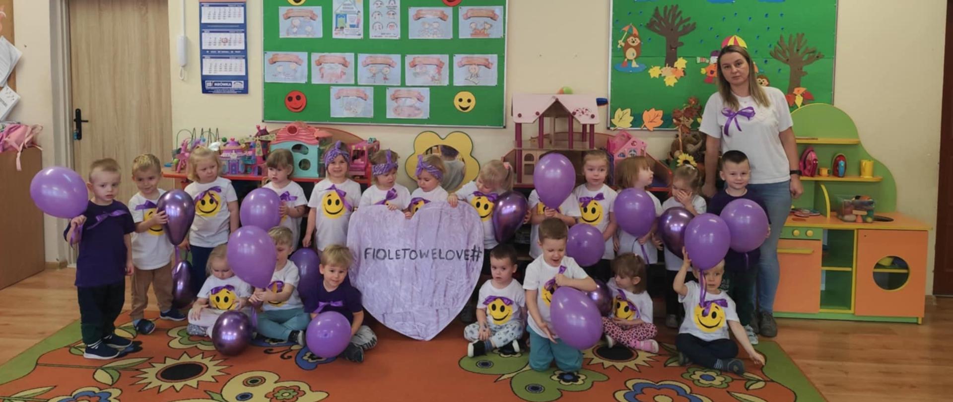 Grupa dzieci z filetowymi balonami 