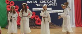 dziewczyny na biało tańczą
