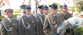 Delegacje składają kwiaty przy pomniku - delegacja Wojska Polskiego