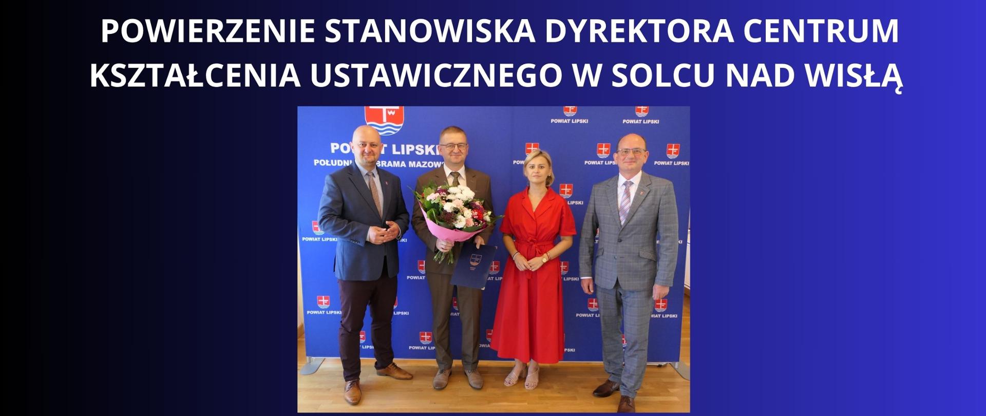 Zdjęcie przedstawiające przedstawicieli Zarządu Powiatu z nowo Wybranym Dyrektorem CKU w Solcu nad Wislą , wraz z powierzeniem na dokumencie i wręczonymi kwiatami . Biały napis "POWIERZENIE STANOWISKA DYREKTORA CENTRUM KSZTAŁCENIA USTAWICZNEGO" w Solcu nad Wislą na granatowym tle. 