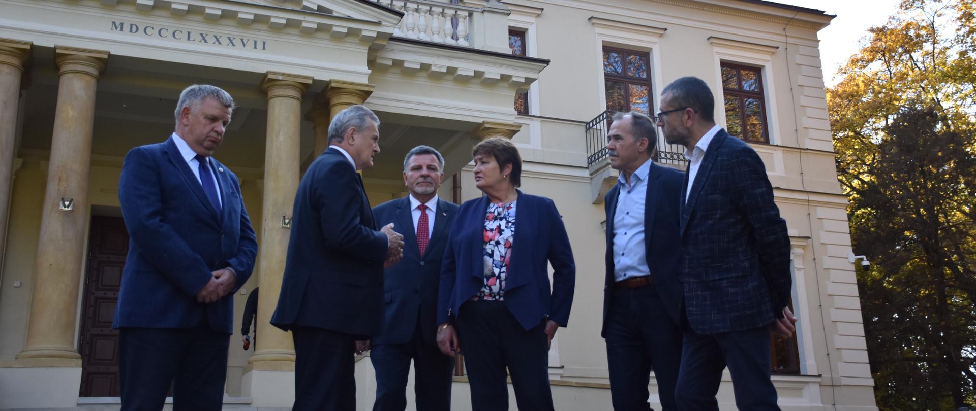 Rozmowy współprowadzących w muzeum