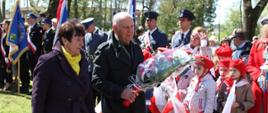 Poszczególne delegacje składają kwiaty