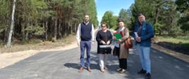 Uczestnicy odbioru dróg pozują do zdjęcia