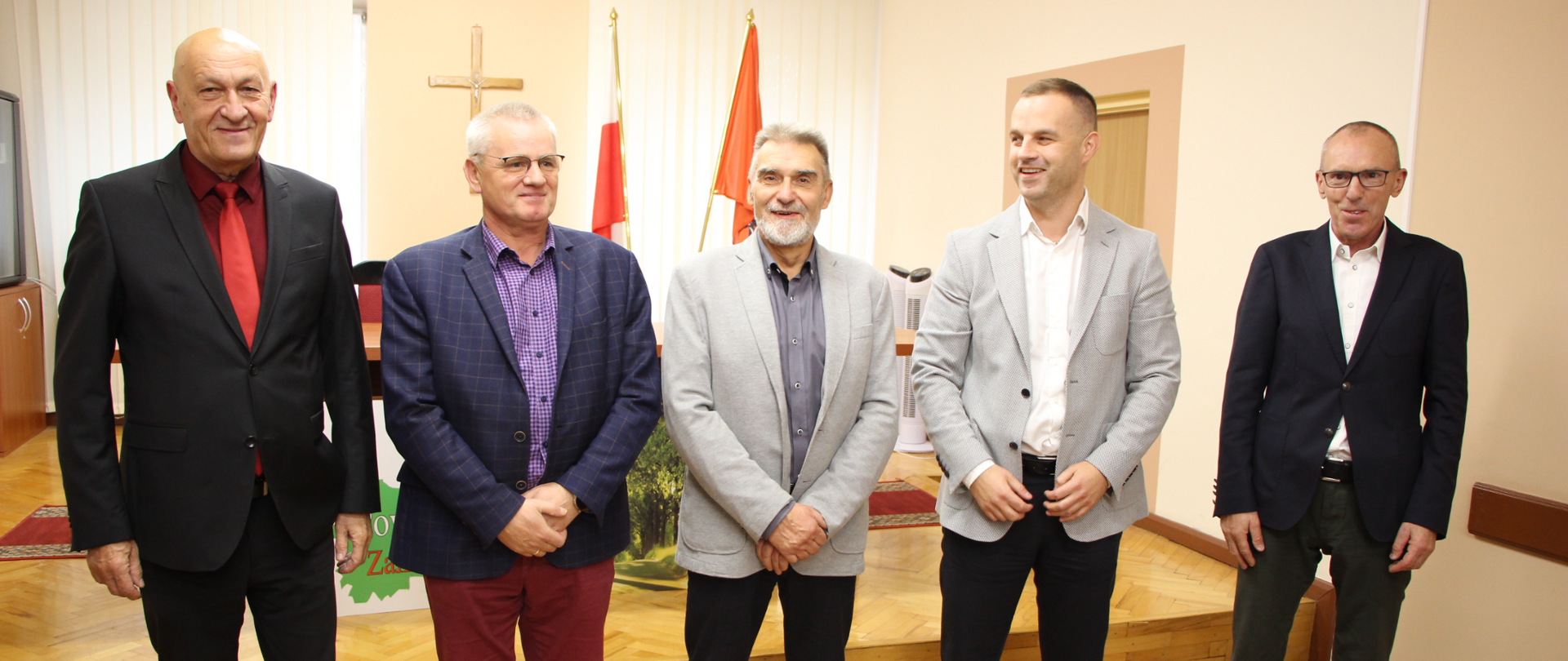 od lewej starosta zambrowski, naczelnik wydzialu IR, pracownik starostwa, wicestarosta zambrowski, sekretarz powiatu