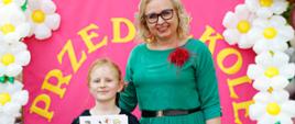 Dyrektor Ewelina Dorota Durzyńska pozuje do zdjęcia z absolwentami przedszkola