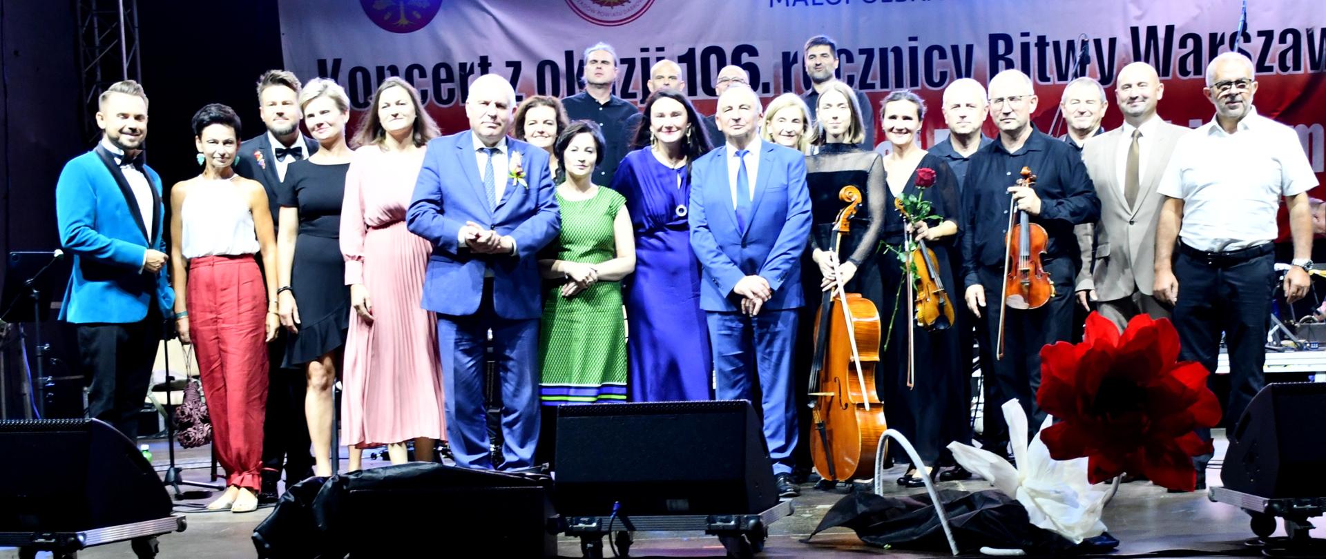 Organizatorzy wydarzenia wraz z artystami