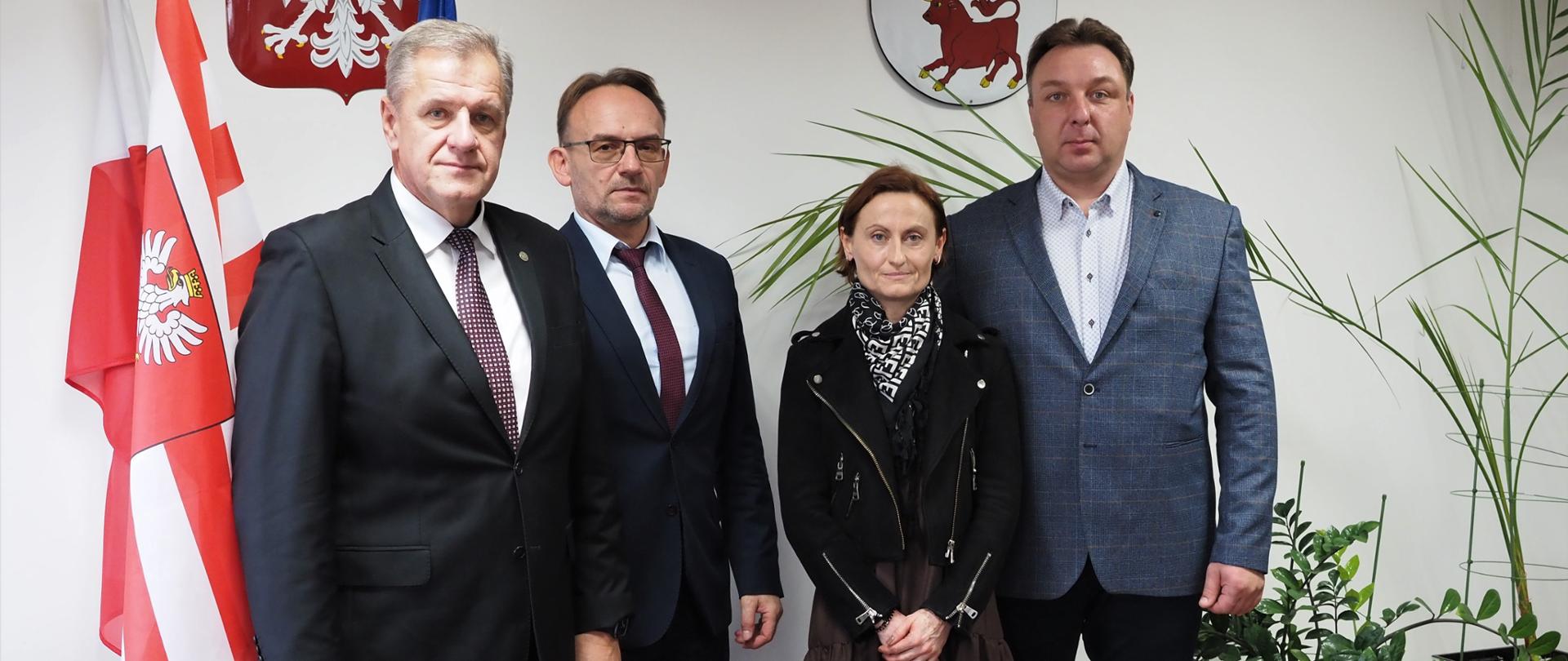 Spotkanie starostów Sławomira Jerzego Snarskiego i Piotra Bożko z Izabelą i Markiem Sakowskimi - zwycięzcami etapu wojewódzkiego XIX Ogólnopolskiego Konkursu Bezpieczne Gospodarstwo Rolne