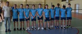 Drużyna ze Szkoły Podstawowej Nr 2 z Hajnówki pozuje do zdjęcia z trenerem
