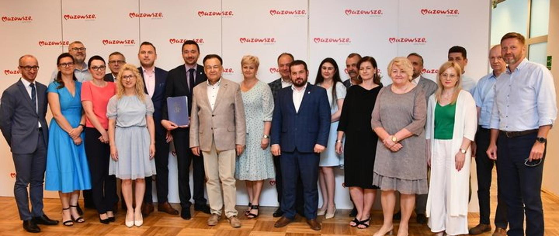 Powiat Przasnyski reprezentowali: Wicestarosta Waldemar Trochimiuk, Etatowy Członek Zarządu Paweł Mostowy i Skarbnik Powiatu Beata Czaplicka. Na zdjęciu również Marszałek Adam Struzik oraz pozostali samorządowcy, którzy są beneficjentami programu Kolej+.