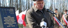 Przy pomniku przemawia Regionalny Dyrektor Lasów Państwowych Andrzej Józef Nowak