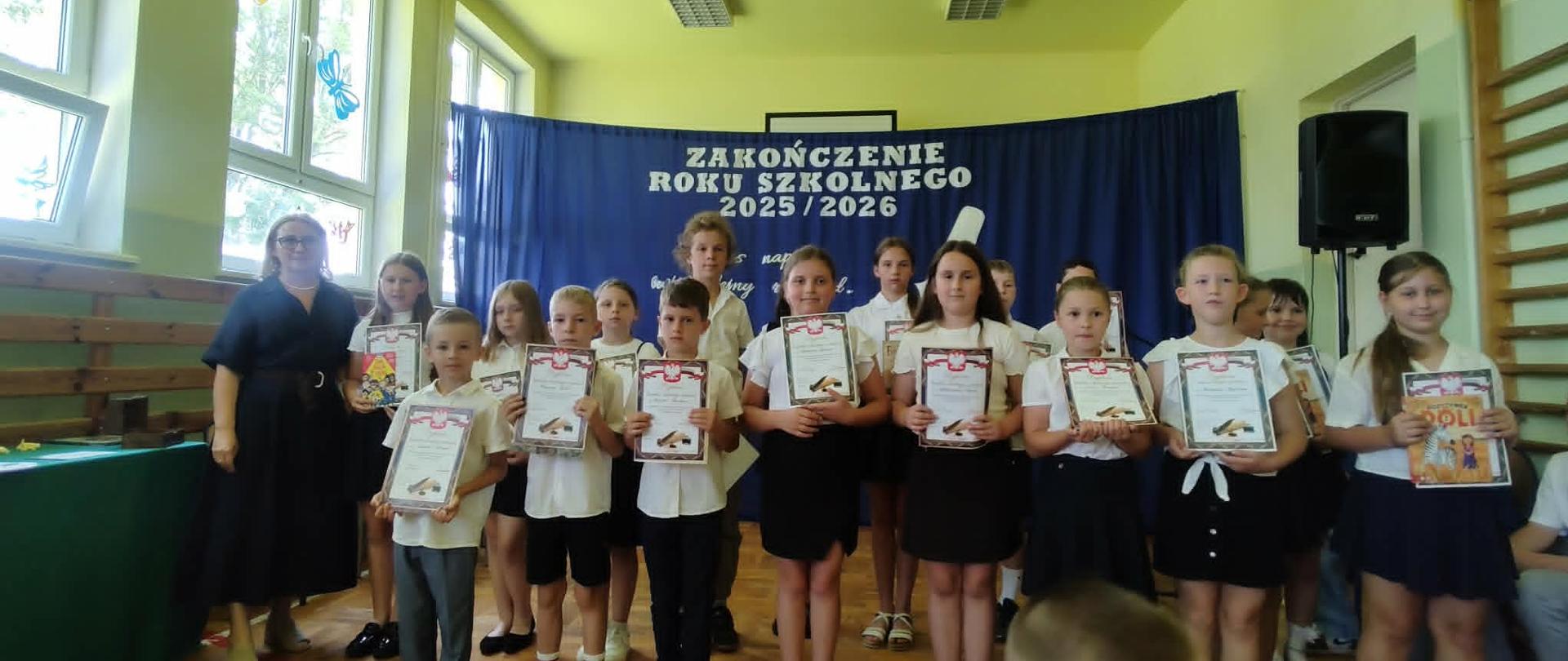 Wyróżnieni uczniowie podczas uroczystości zakończenia roku szkolnego