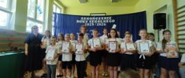 Wyróżnieni uczniowie podczas uroczystości zakończenia roku szkolnego