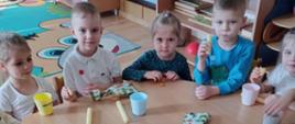 Dzieci w trakcie poczęstunku