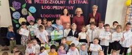 Nauczycielki, Dyrekcja i nagrodzone dzieci pozują do zdjęcia