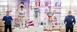 Zwycięzcy turnieju w swojej kategorii pozują na podium