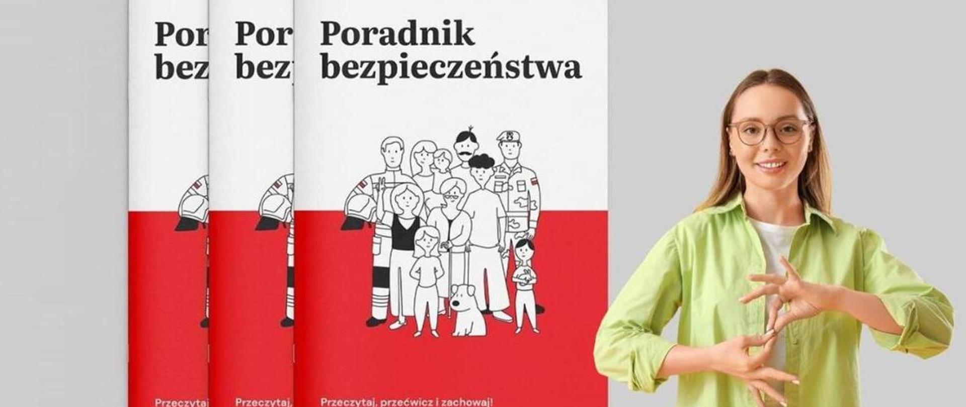 Na jasnoszarym tle widoczne są trzy egzemplarze publikacji „Poradnik bezpieczeństwa”, częściowo ułożone jeden za drugim. Na okładce znajduje się ilustracja przedstawiająca grupę osób, w tym strażaka, dzieci i psa, a dolna połowa okładki jest czerwona z napisem „Przeczytaj, przećwicz i zachowaj”. Po prawej stronie stoi uśmiechnięta kobieta w zielonej koszuli i okularach, wykonująca gest w polskim języku migowym.