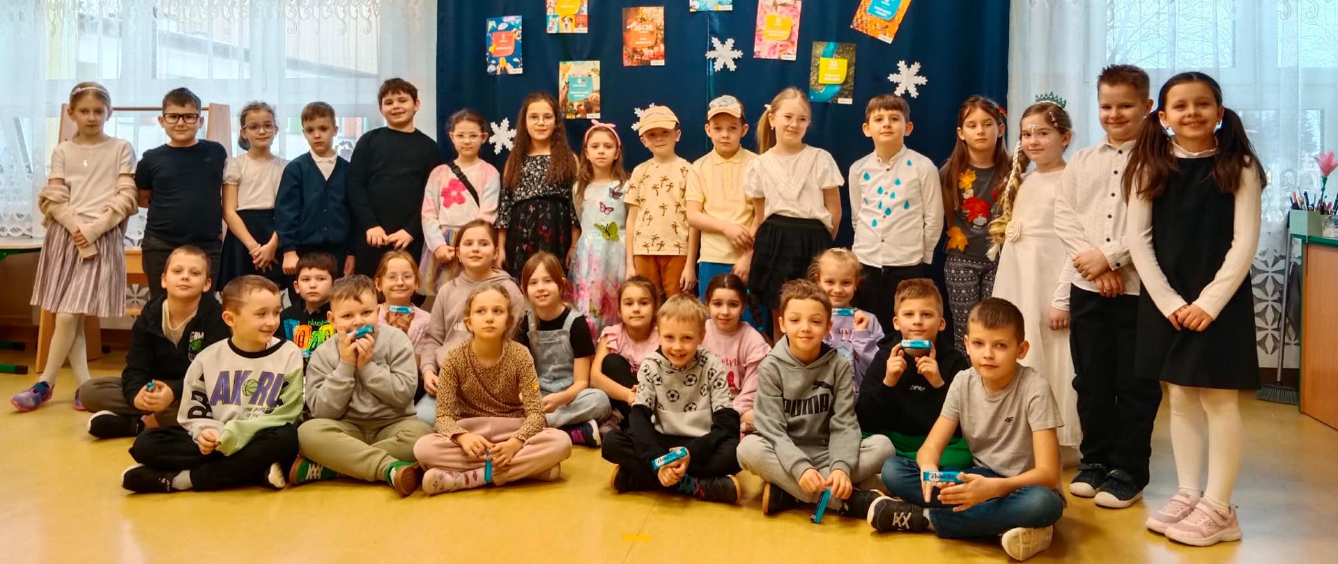Uczniowie klasy IIA oraz IIB podczas pamiątkowego zdjęcia.