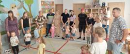 Dzieci i rodzice w trakcie zajęć w sali przedszkolnej