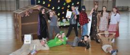 „Jaś i Małgosia” na szkolnej scenie – teatralne święto talentów i wspólnej pracy