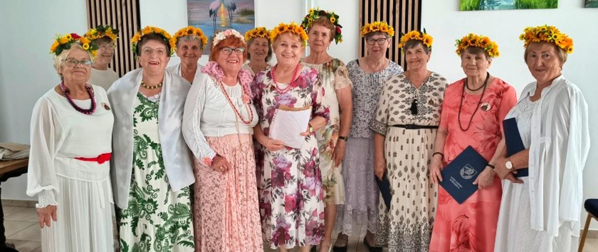 seniorzy czytają poezje Kochanowskiego podczas akcji Narodowe Czytanie