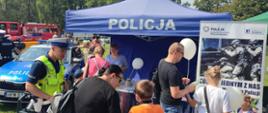 Mieszkańcy przy stoisku komendy policji