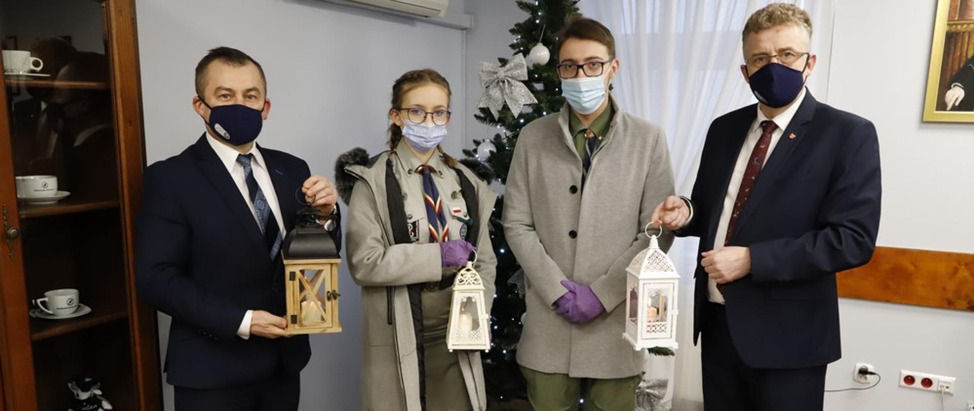 Starosta Grzegorz Piec, członek zarządu Jarosław Staciwa z harcerzami