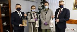 Starosta Grzegorz Piec, członek zarządu Jarosław Staciwa z harcerzami