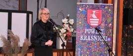 Zdjęcie przedstawia Panią Annę Baluch - Radną Sejmiku Województwa Lubelskiego podczas uroczystej przemowy