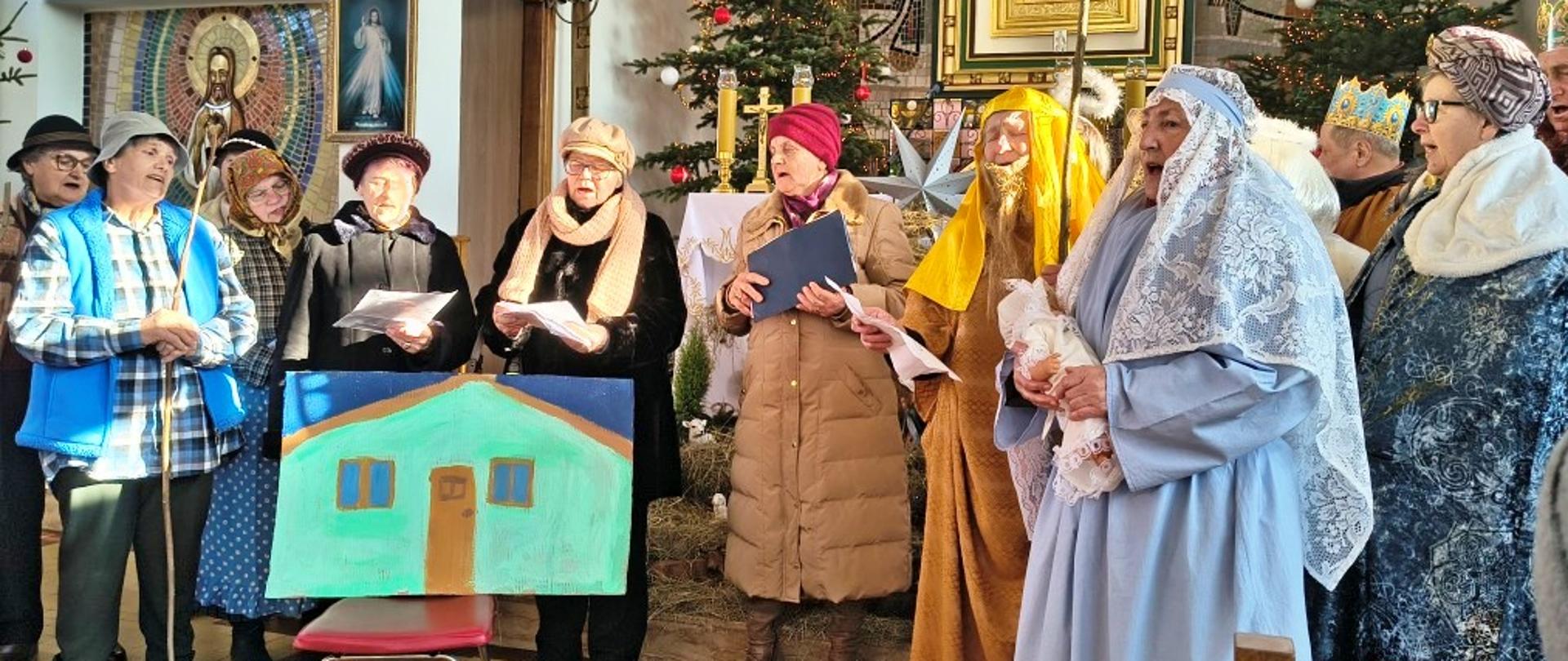 seniorzy podczas występów jasełkowych w kościele