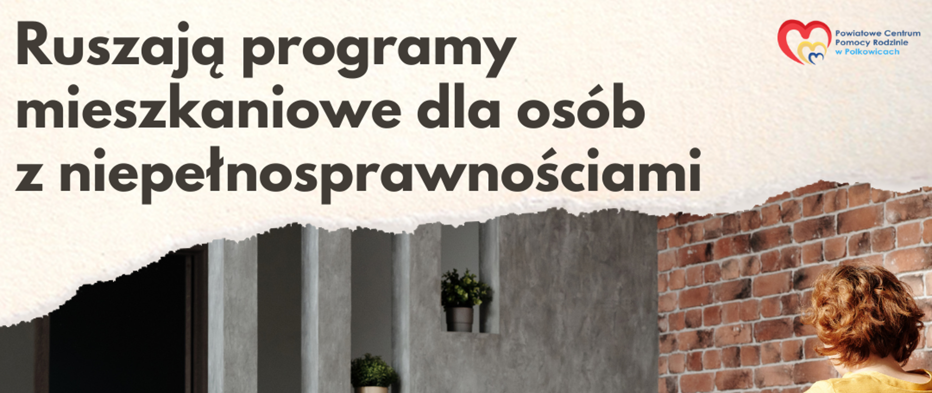 Kobieta na wózku inwalidzkim siedzi przy stole i pracuje przy komputerze 