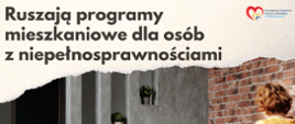 Kobieta na wózku inwalidzkim siedzi przy stole i pracuje przy komputerze 