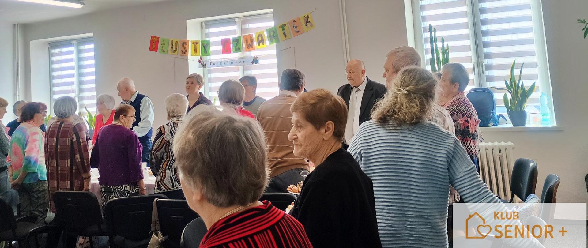 seniorzy świętują tłusty czwartek smażąc pączki
