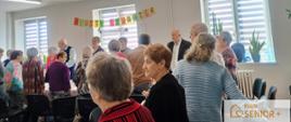 seniorzy świętują tłusty czwartek smażąc pączki