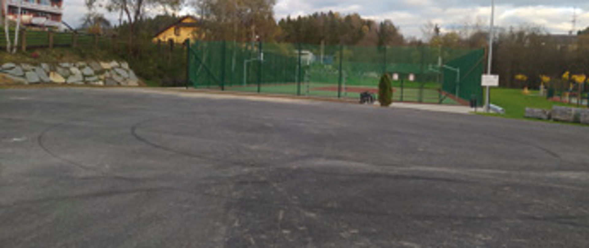  Utwardzenie placu postojowego koło obiektu sportowego na Dolnej Skawie 