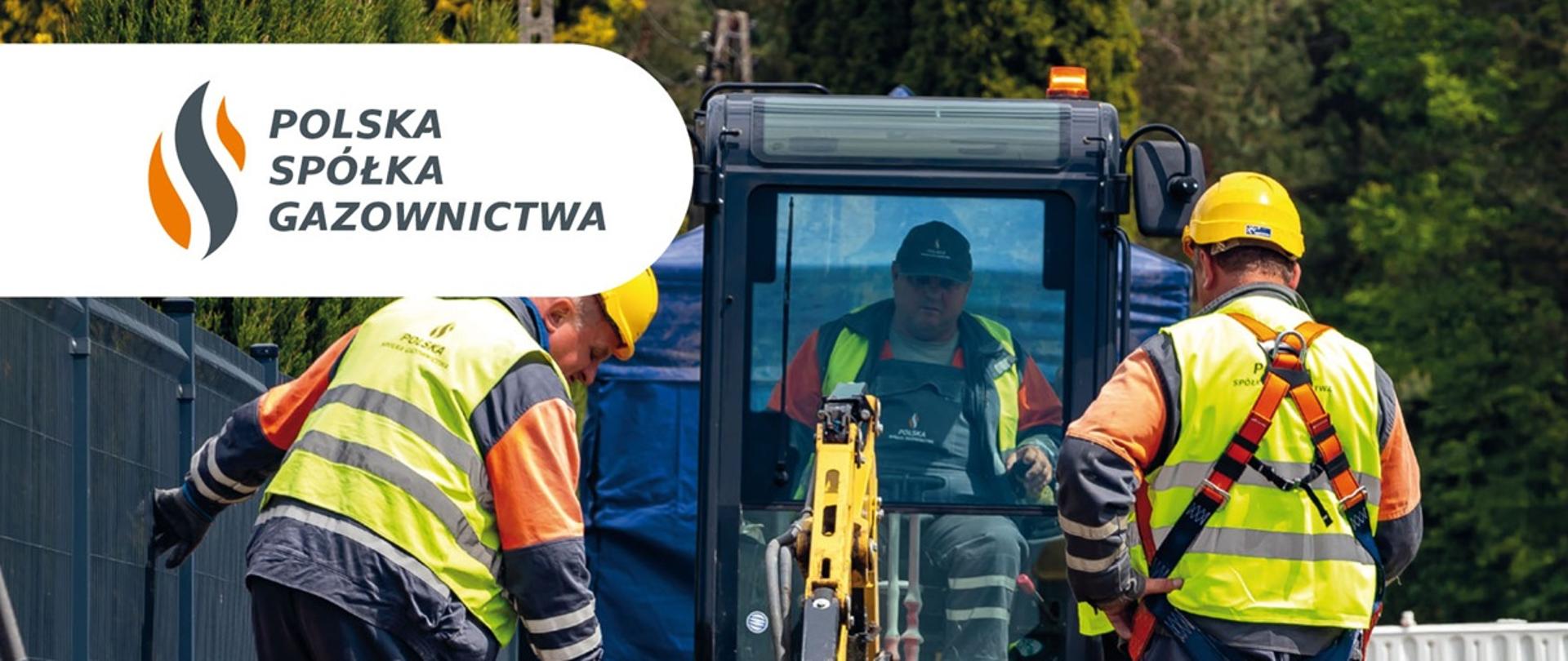 dwóch mężczyzn w roboczych odblaskowych ubraniach stroją nad wykopem trzeci mężczyzna pracuje w koparce 