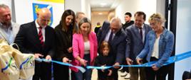 uroczyste przekazanie kluczy mieszkańcom nowo wybudowanego bloku w ramach Społecznej Inicjatywy Mieszkaniowej (SIM) - panorama