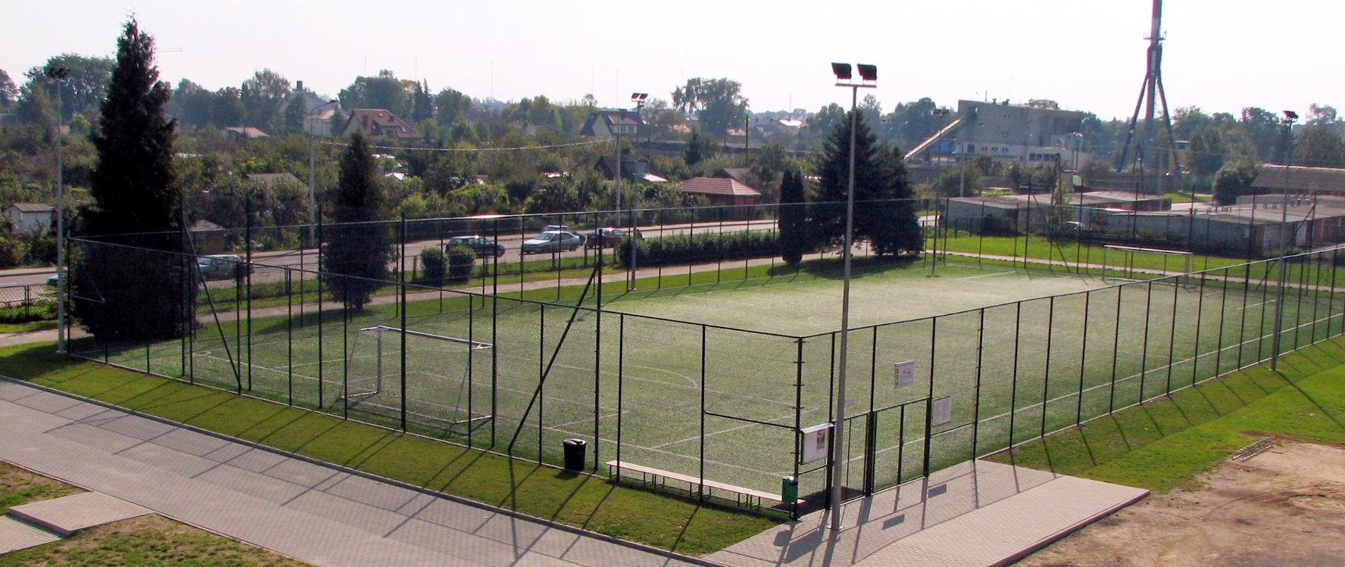 Widok na boisko piłkarskie z okna sąsiedniej szkoły