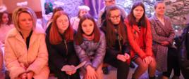 Laureatki Gminnego Konkursu Kolęd i Pastorałek z panią Joanną Ozgą.