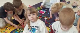 Dzieci w trakcie zabawy klockami lego - układają poszczególne elementy, pozują do zdjęć