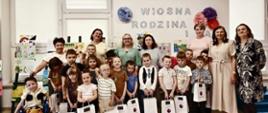 Uczestnicy konkursu wraz nauczycielami i dyrekcją, pozują do zdjęcia