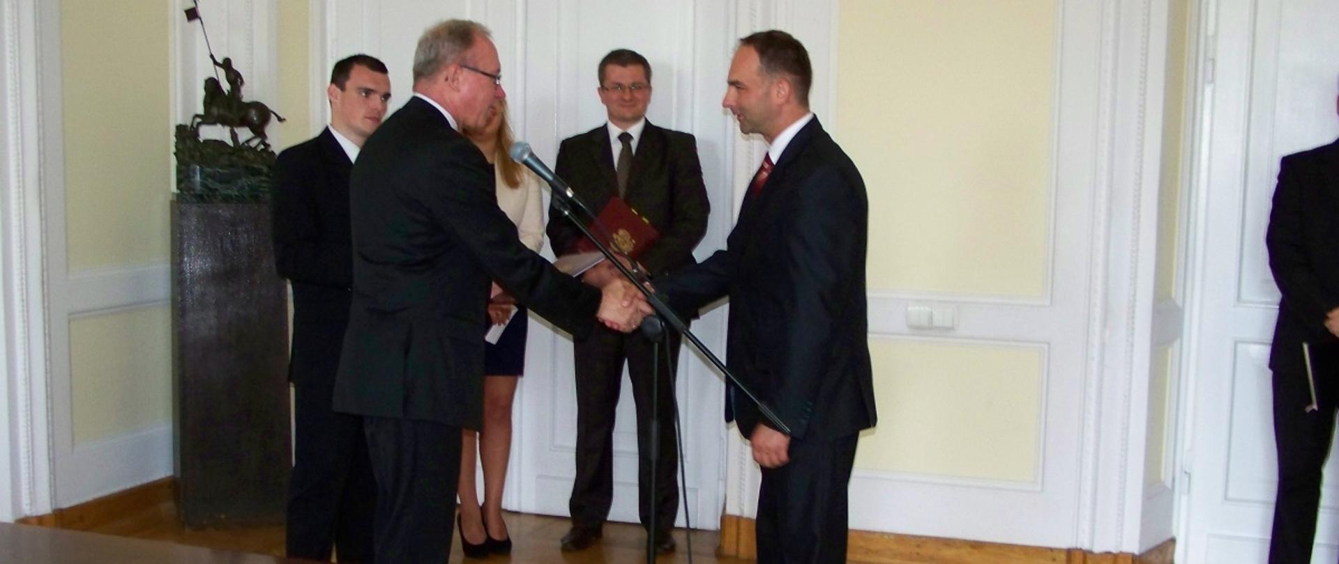 Wójt Gminy Korczew odbiera promesę z rąk Wojewody Mazowieckiego