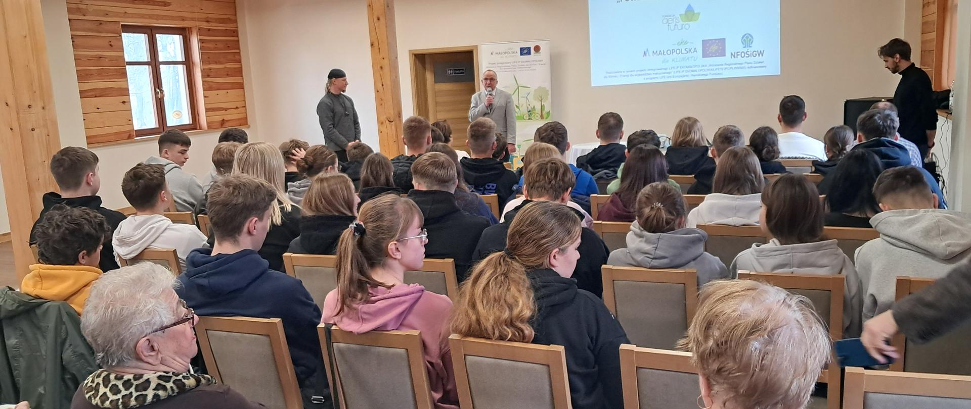 Wicestarosta Dąbrowski rozpoczyna konferencję. 
