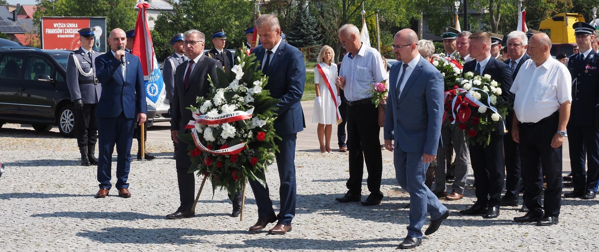 Święto Wojska Polskiego - wieniec składają: starosta Bielski Sławomir Jerzy Snarski, przewodniczący rady powiatu Andrzej Leszczyński, sekretarz powiatu Marek Martyniuk