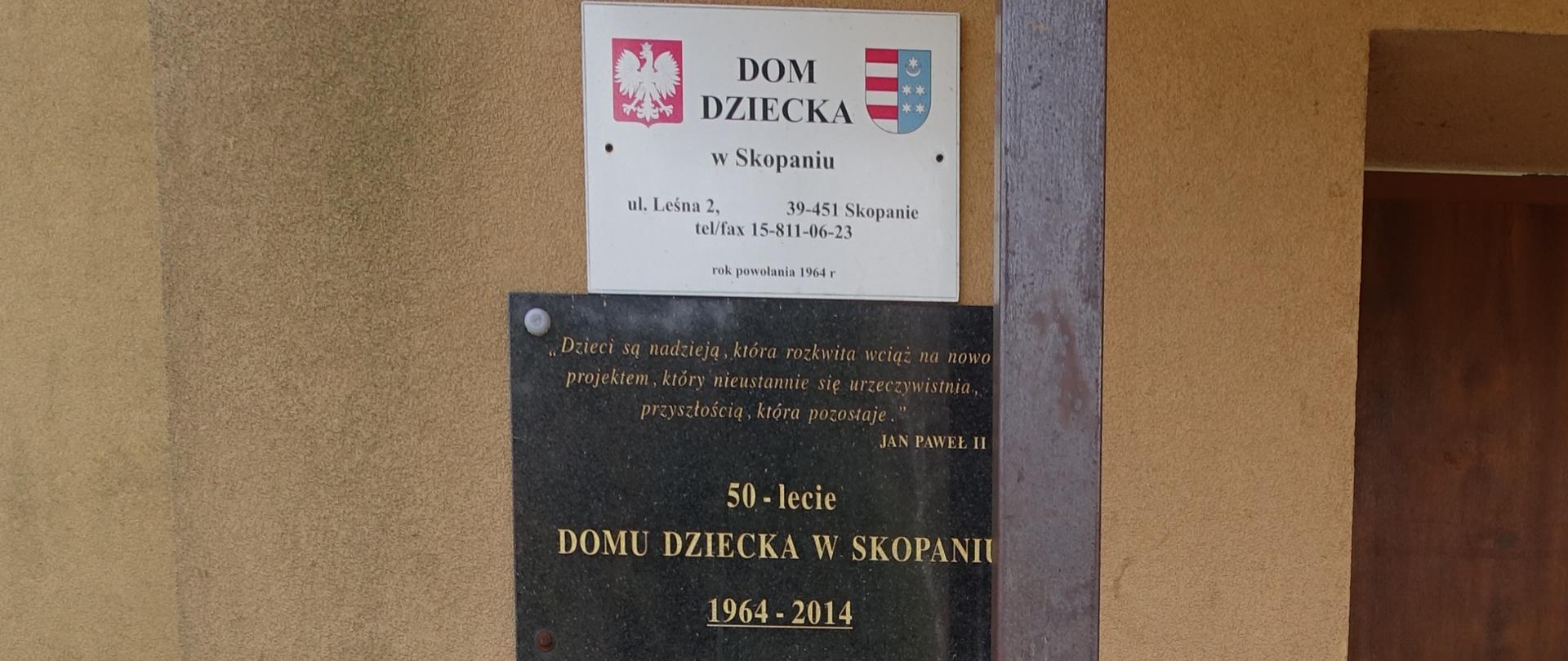 Tablica na Domu Dziecka w Skopaniu