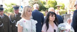 Delegacje składają kwiaty przy pomniku - na zdjęciu Wójt Gminy Hajnówka Lucyna Smoktunowicz wraz z Dyrektor Szkoły Podstawowej w Dubinach