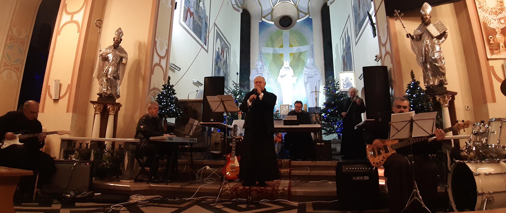 Koncert Charytatywny dla Marysi i Olusia, na zdjęciu widoczni wykonawcy we wnętrzu kościoła parafialnego w Leńczach. 