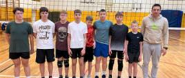 Drużyna ze Szkoły Podstawowej Nr 2 w Hajnówce pozuje do zdjęcia