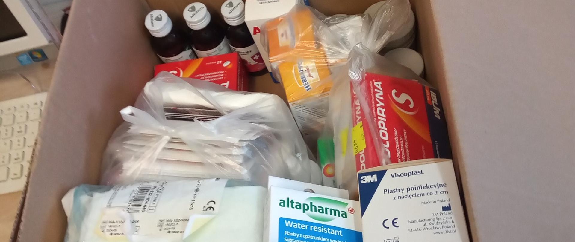 Środki opatrunkowe oraz leki w kartonie