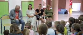 Trzy kwadranse z książką