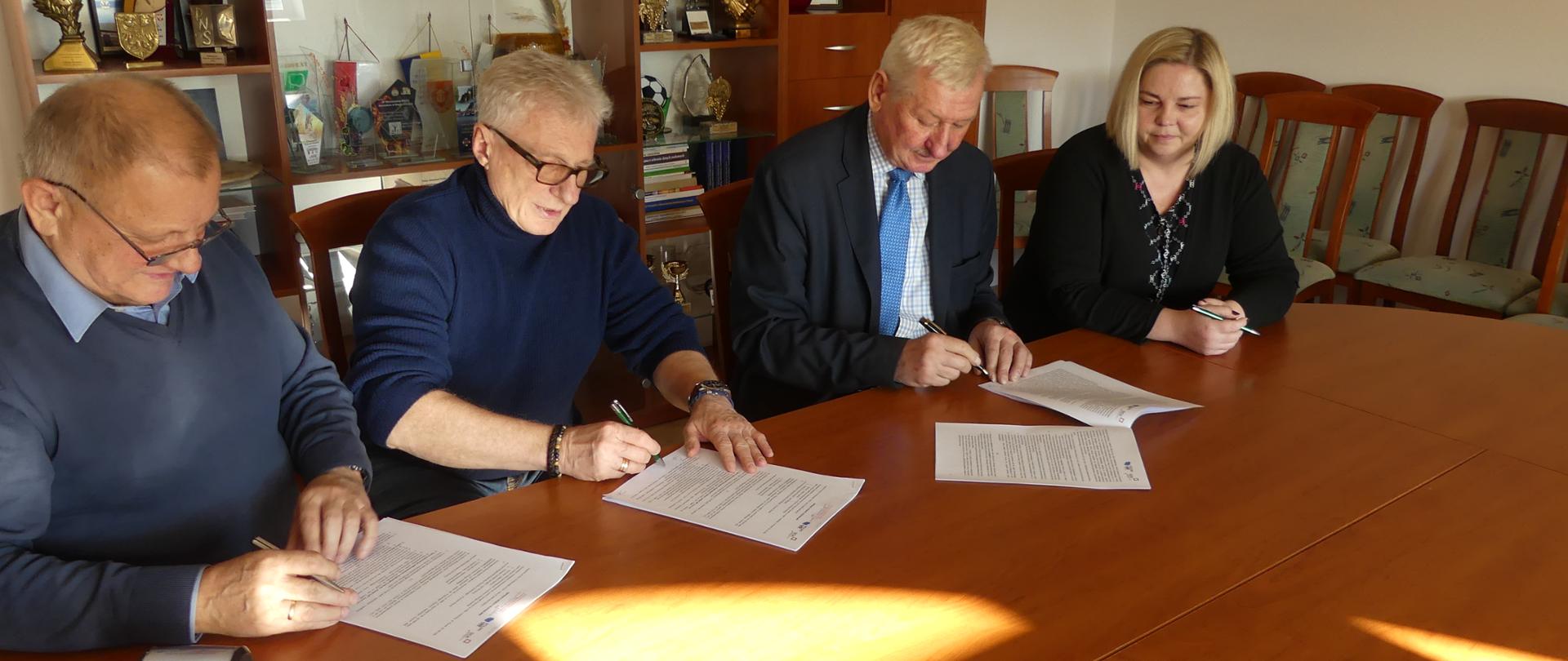 podpisanie umowy na remont drogi we Wróblowej